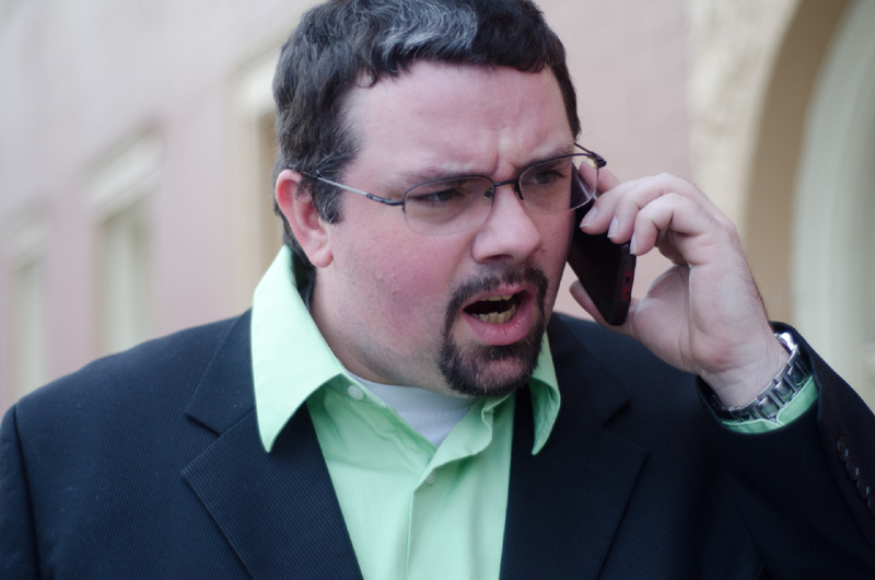 怒りながら電話する外国人