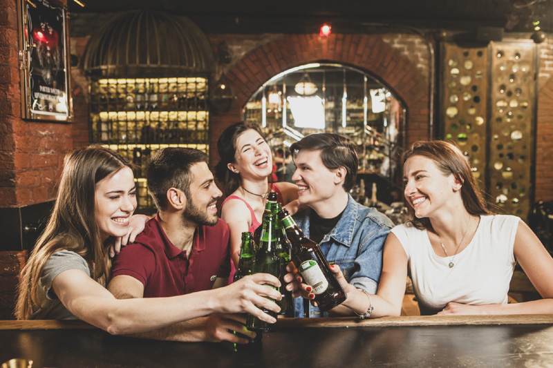 お酒を飲むグループ