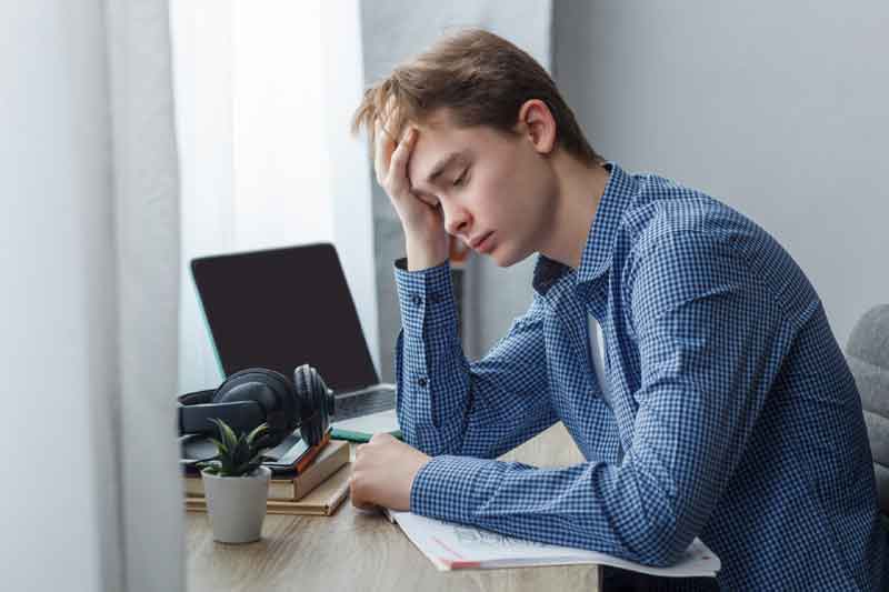 悩む外国人男性