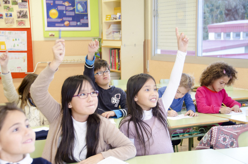 英語を学ぶ子供達