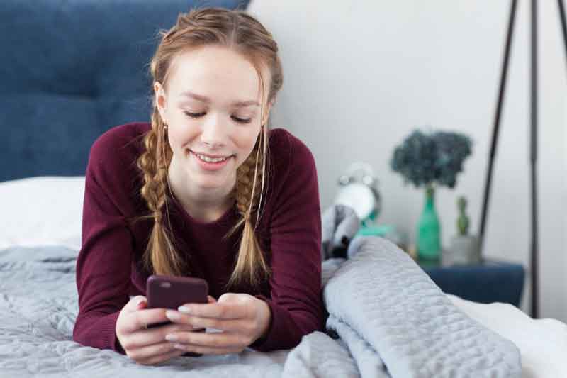 ツイッターをする女性