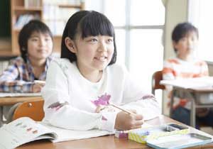 小学3年生から英語の授業を始めるのは早すぎる？