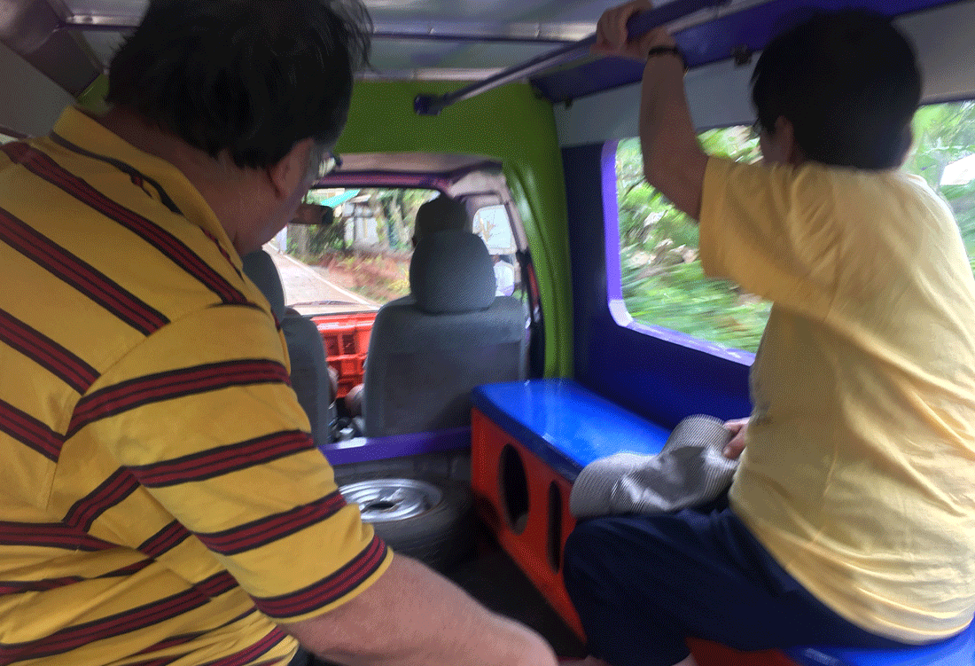 ジプニーに乗る人