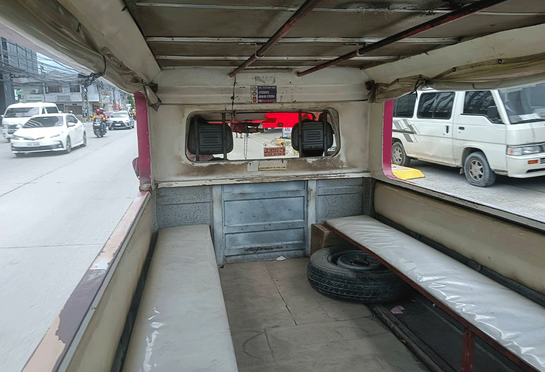 ジプニーの内装